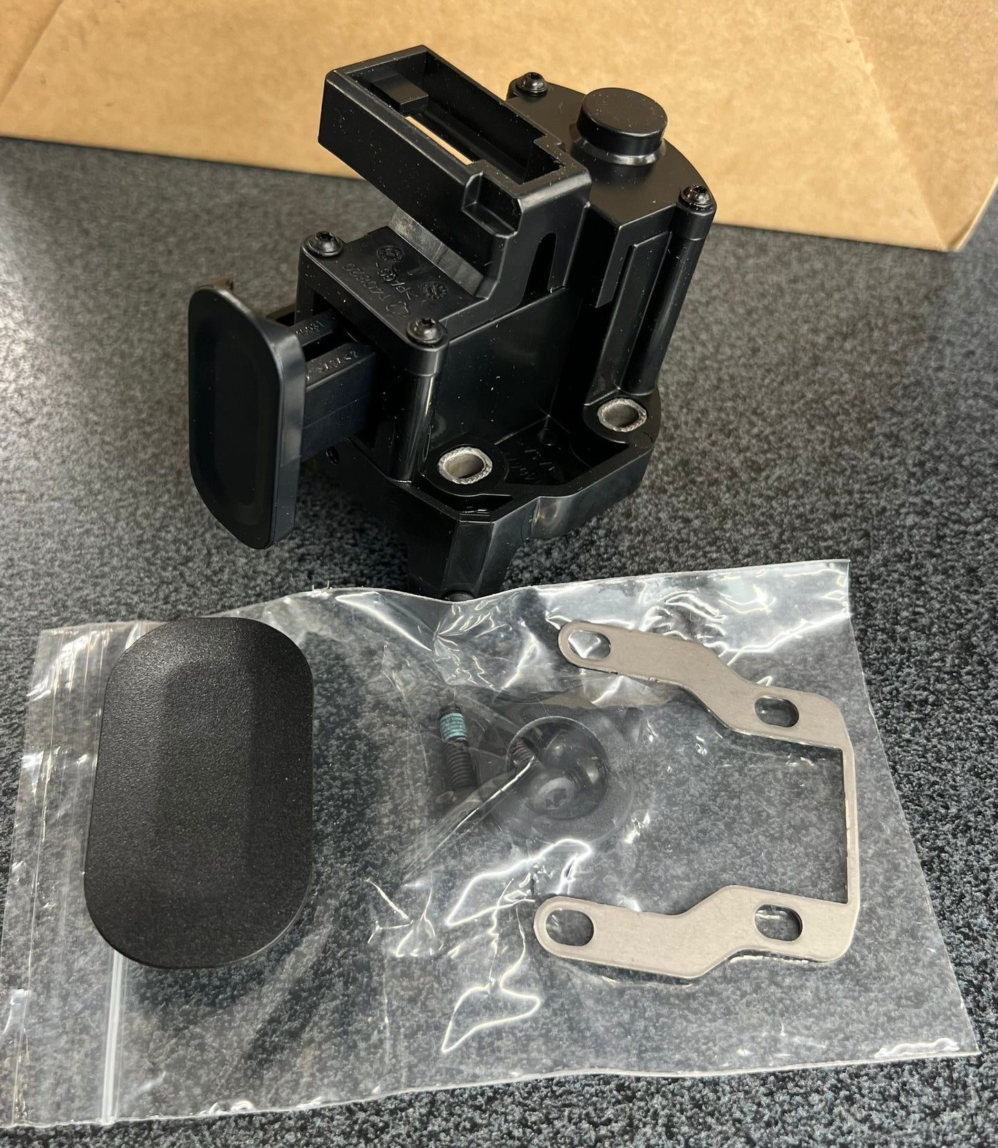 Elemento bloccaggio batterie per e-road Fantic Passo Giau